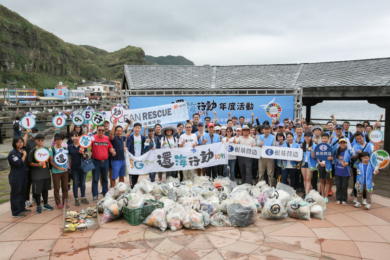 一台「湛鬥機」如何清淨海岸?今周刊「還海行動」收集海廢再造藍白拖逾2500雙,新北市府靠它創淨灘價值